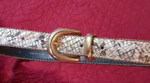 Schmaler Damengürtel Größe M 28 Zoll - 33 Zoll braun gold Schlangenprägung  - Bild 1 von 12