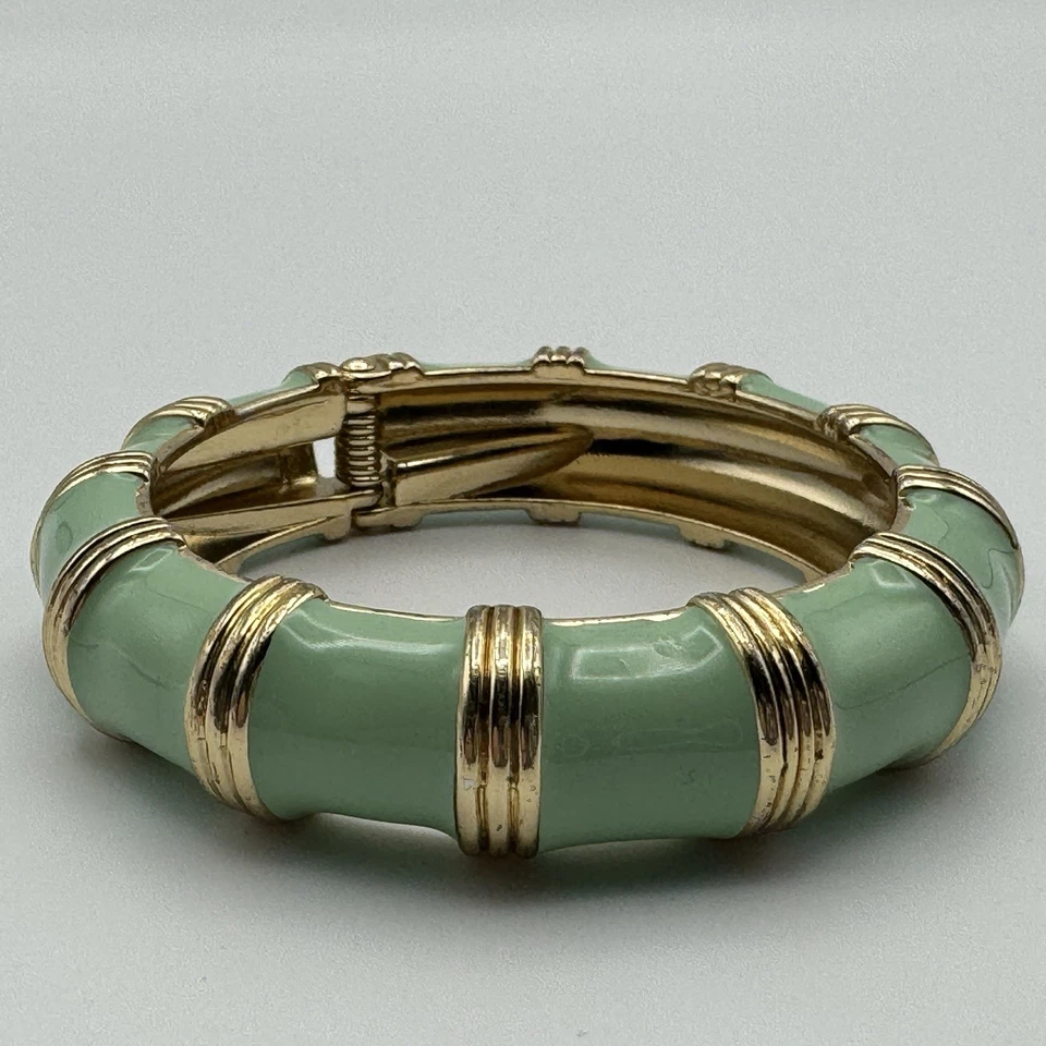 "Brazalete brazalete con bisagra de bambú tono dorado esmalte verde J.Crew 6,5""" Foto 1 de 4