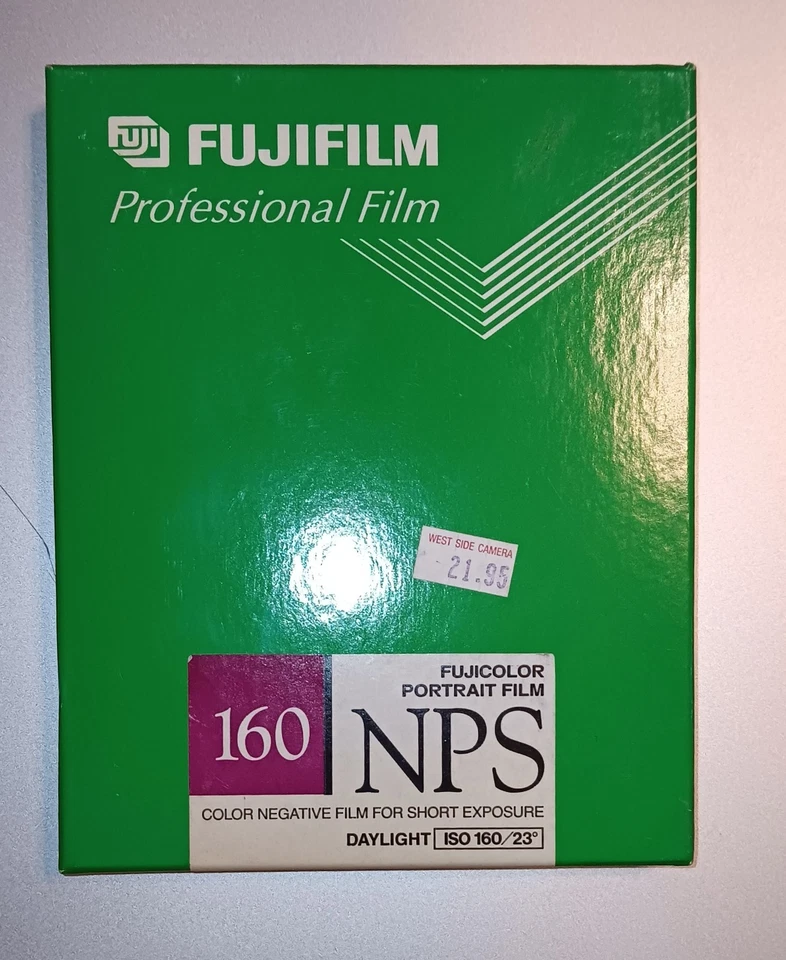 Fujiclolor NPS 4x5 color negative film, Bx/10 SEALED, OOD 2005/10 ISO160/23 DIN  - Image 1 of 4