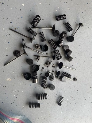 21-24 Aprilia RSV4 Válvula Cuña Pernos Muelles Varias Piezas Genuinas OEM Foto 1 de 2