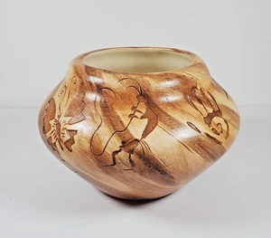Vintage Navajo Keramik Vase Topf Petroglyphen Designs Holzähnliche Oberfläche Signiert Binishtaa - Bild 1 von 13