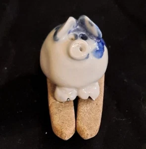 FIGURINA MAIALE SU SCI VINTAGE STUDIO CERAMICA BIANCO E BLU - Foto 1 di 3