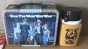 De colección 1978 CÓMO SE GANÓ EL OESTE CAJA DE ALMUERZO DE METAL Y TERMO - Imagen 1 de 11