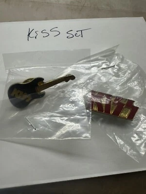 Kiss Lote de 2 Años 80 HEAVY METAL Esmalte Pin Chaqueta Sombrero Botón Rock Foto 1 de 4