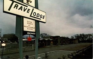 Travel Lodge at dusk Battle Creek MICHIGAN POSTAL CROMADA D12 - Imagen 1 de 2