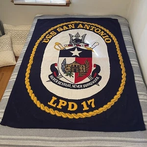 Coperta maglieria JC USS San Antonio LPD17 USA 70x52"" OTTIME CONDIZIONI lancio da parete appeso - Foto 1 di 12