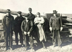 Vintage 1910er 20er Jahre Foto von Eisenbahn oder Bauarbeitern Männern auf Gleisen - Bild 1 von 3