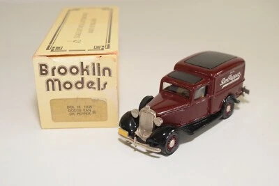 A26 1:43 BROOKLIN BRK 16 1935 DODGE VAN DR. PEPPER MAROON NUOVO CON SCATOLA - Immagine 1 di 4