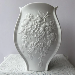 Vintage German KAISER White Bisque Porcelain Vase Signed M. FREY EX. Condition. - Picture 1 of 7