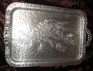 VINTAGE HANDLED ALUMINUM TRAY - HAMMERED TULIP PATTERN - RODNEY KENT - - Bild 1 von 6