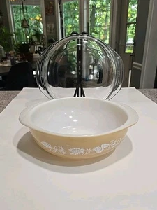 Vintage 60's Pyrex 024 Berries Tan with Strawberries 2 QT Bowl w 684 Lid - Picture 1 of 20