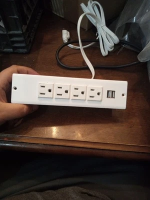 BAYU Furniture White Power Distribution Unit BY213-M042K 4 Outlets 2 USB - Image 1 of 3
