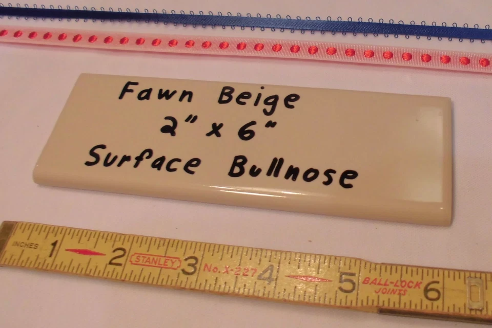 42 uds. Azulejos planos brillantes *Beige descabellado* superficie de cerámica con borde de nariz de toro; nuevos de stock como nuevos Foto 1 de 4