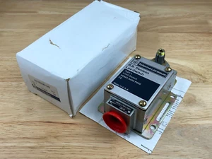 Telemecanique R.B. Denison NL100WS1M2 Limit Switch, Type L - Picture 1 of 12