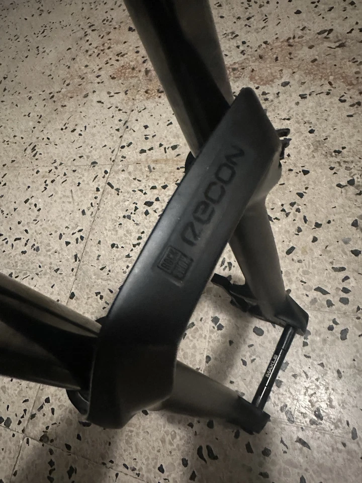 RockShox Recon 银色 RL 悬架叉 - 27.5 英寸,150 毫米加速间距  — 第 1/4 张图片