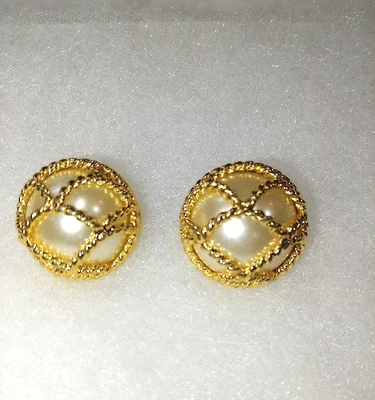 Pendientes perforados vintage de Joan River redondos tono dorado cuerda retorcida imitación perla Foto 1 de 4
