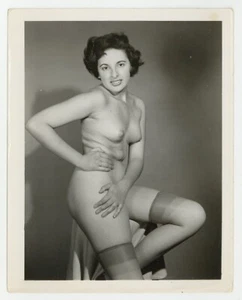 Chunky Curvy Playful Female 1950 Long Legs Stockings 5x4 Vintage Nude Photo 9338 - Bild 1 von 2