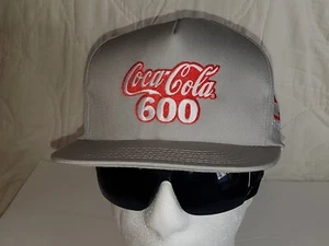 Vintage NASCAR Mütze Coca Cola 600 CHEVROLET Erwachsene SILBER Schweißband NEU. - Bild 1 von 7