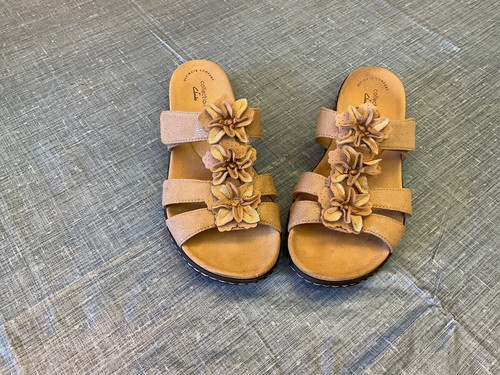 Sandali Clarks Lt. marrone chiaro slip on da donna con fiori taglia 7 (indossati 1x)