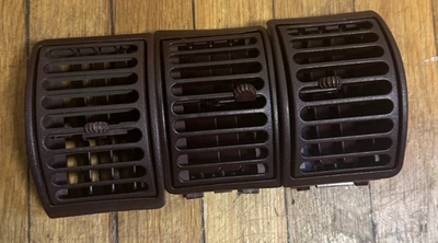 1995-1999 CHEVY GMC SILVERADO SUBURBAN SIERRA TAHOE Dash Vents Passenger Red - Image 1 of 2