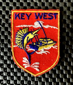 KEY WEST BARCO DE PESCA CON PEZ VELA BORDADO COSER SOLO PARCHE 2 x 2 3/4" Nuevo de Lote Antiguo - Imagen 1 de 2