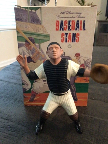 1988 Hartland 25th Anniversary Figurine Yogi Berra w/Box and Mask Cover