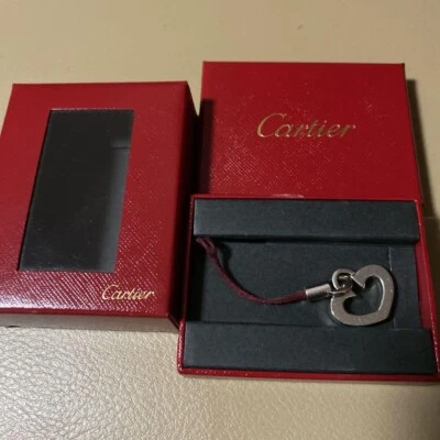 Cartier Portachiavi con Cinturino in Metallo a Forma di Cuore Argento Accesso... - Immagine 1 di 3