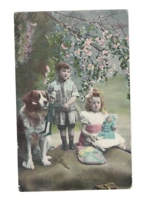 SE1127 VIKTORIANISCHES MÄDCHEN MIT PUPPE UND GROSSEM ST.BERNARD HUND MIT JESPERPUPPE IM MAUL - Bild 1 von 1