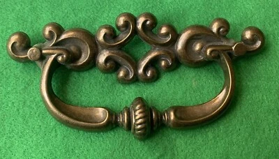 "Tirador de cajón de latón ornamentado provincial francés mediados de siglo moderno MCM 4"" centros" Foto 1 de 4