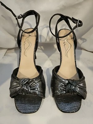 Sandalias de tacón Nina para mujer gris plata brillante con lazo y correa en el tobillo talla 9 M Foto 1 de 4