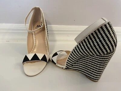 Tacones de cuña Shoedazzle blanco y negro talla 5,5 Foto 1 de 4
