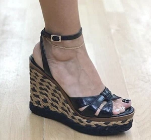 Sandalia de plataforma de cuña alta de cuero negro Vince Camuto Phoenixx - Imagen 1 de 9