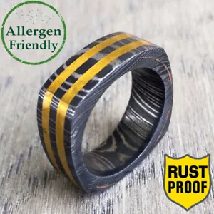 Anello Acciaio Damasco 10mm Foderato Ottone Intarsio Quadrato Damasco Fascia Fidanzamento Uomo Fascia Matrimonio - Foto 1 di 8