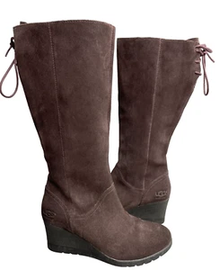 Nuevas botas de cuña altas UGG de gamuza de cuero marrón robusto Dawna 1017429 para mujer 7 - Imagen 1 de 13
