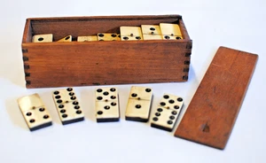 Antico set domino in osso ed ebano. 28 pezzi, un rivetto/perno in ottone, scatola scorrevole in legno - Foto 1 di 8