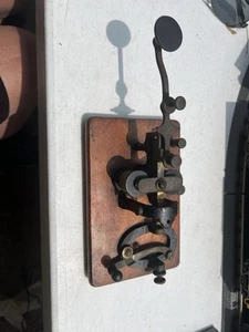 Telegraph Key And Sounder On Wooden Base - Zdjęcie 1 z 12
