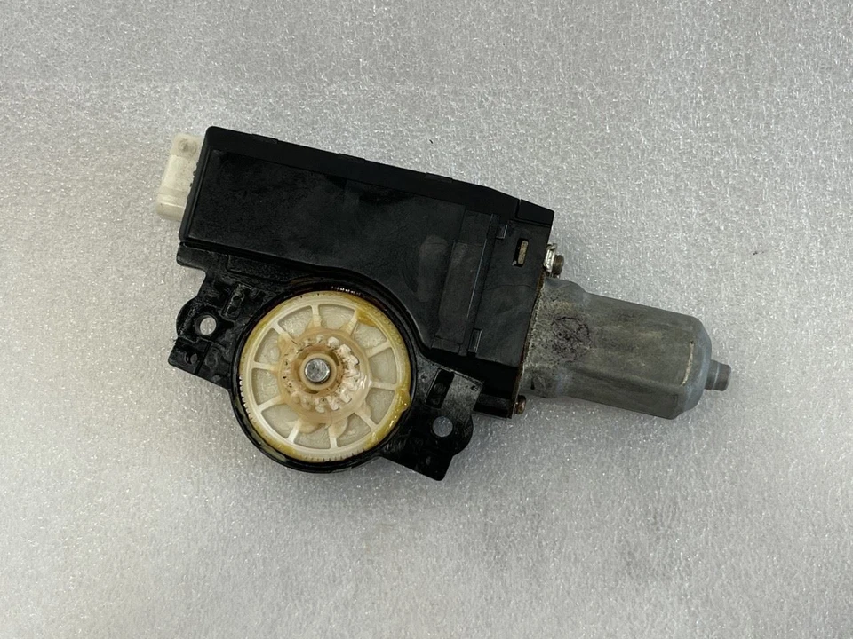 2004 2005 2006 2007 2008 2009 LEXUS RX330 RX350 RX400H SUNROOF MOTOR 63260-48060 - Image 1 of 3