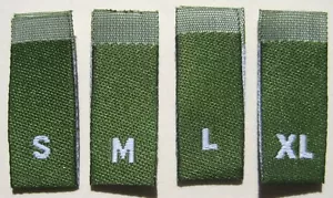 100 pezzi ETICHETTE ABBIGLIAMENTO TESSUTO VERDE, ETICHETTE TAGLIA S, M, L, XL (25 pezzi ciascuna) - Foto 1 di 1