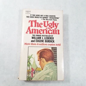 The Ugly American - 1960 Paperback by William J. Lederer - Fawcett Crest - Foto 1 di 13
