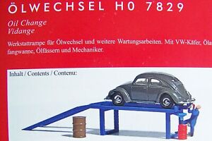 HO Busch 7829 OIL CHANGE : Old VW Beetle, Mechanic Figure , Ramp and Barrels 