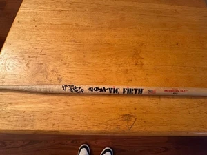 Batería usada firmada por Jonathan Groff & Jared Schonig-baterista Vic Firth Show-#2 - Imagen 1 de 4