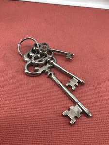 VINTAGE STIL ~ SKELETT SCHLÜSSEL GUSS ~ ALU Kuratin SCHLÜSSEL Wanddeko BAUERNHAUS - Bild 1 von 3