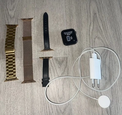 Apple Watch Serie 4, 44 mm + 3 Armband + Charger + 3 Schutzglas Akkuleistung 71% - Bild 1 von 4