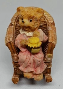 Sammlerstück Vintage Figur Teddybär sitzend in einem Sessel im Korbstil - Bild 1 von 2