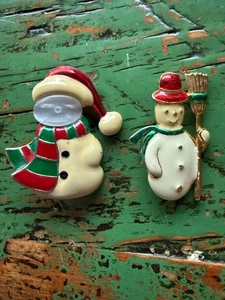 Vintage Schneemann Anstecknadeln Broschen Emaille mit Goldunterlage - Bild 1 von 5