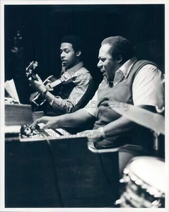 1981 Press Photo Soul Jazz Organ Player Richard Groove Holmes With Percy Hughes - Picture 1 of 2