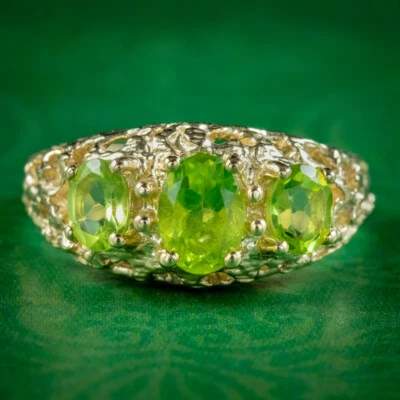 PERIDOT TRILOGY RING 9CT GOLD - Image 1 of 4