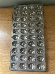 Antique HEAVY NY Metal Industrial Candy Chocolate Bon-Bon Shell mold 40 Slots - Picture 1 of 9