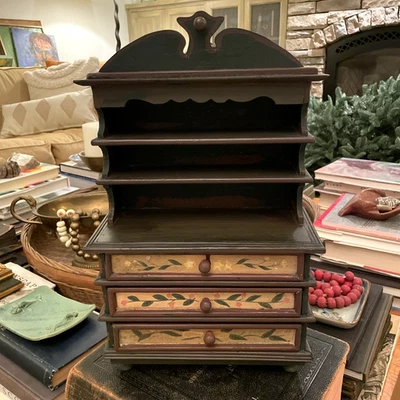 De Colección Arte Popular Muñeca Hutch Gabinete 16" Verde Primitivo Estilo Country Cajones Florales Foto 1 de 4