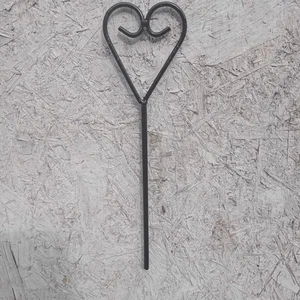 2x NEUE HÜBSCHE HANDGEFERTIGTE 8" (20cm) STIEL x 6mm HERZ PFLANZE STÜTZSTÄBE IN SCHWARZ. - Bild 1 von 1